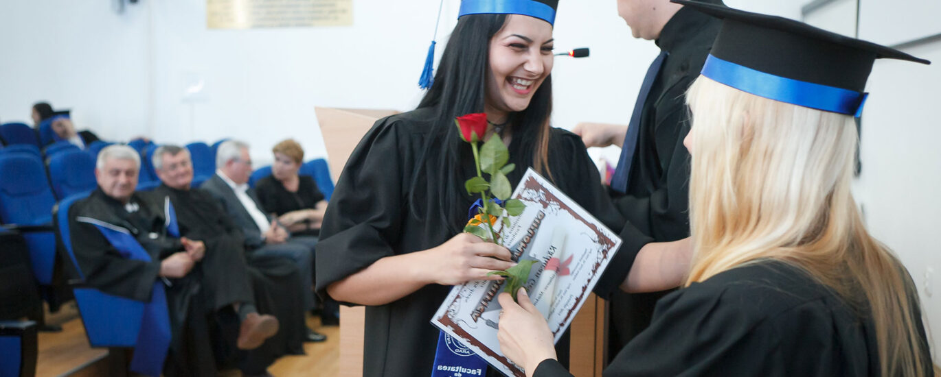 Mezuniyet töreninde diplomasını alan öğrenciler