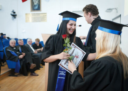 Mezuniyet töreninde diplomasını alan öğrenciler