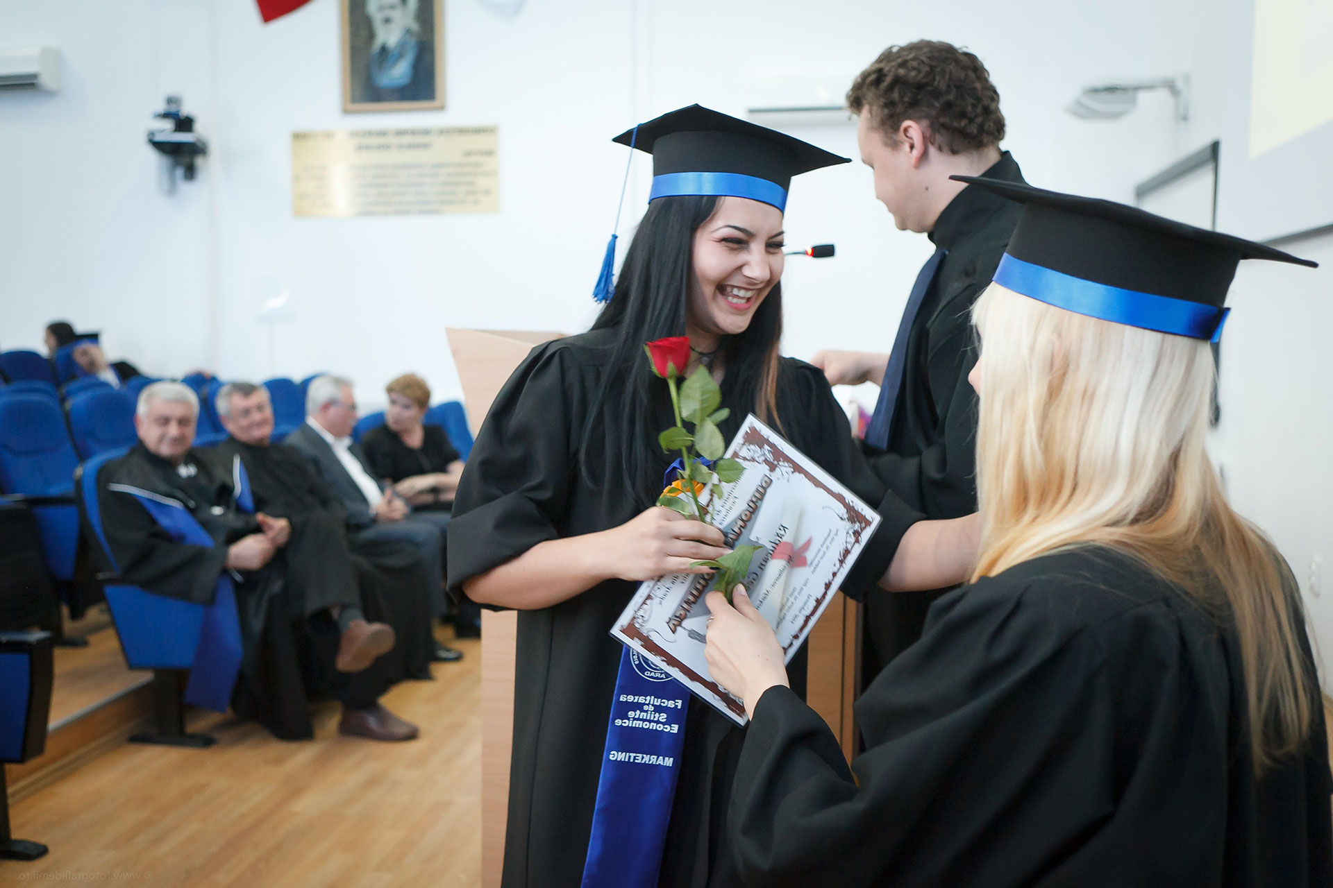 Mezuniyet töreninde diplomasını alan öğrenciler