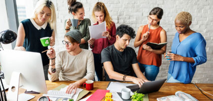 Masa başında grup çalışması yapan öğrenciler