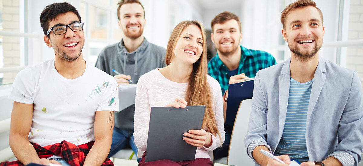 Seminerde dosyalarıyla oturan öğrenciler