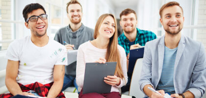 Seminerde dosyalarıyla oturan öğrenciler