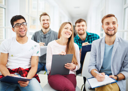 Seminerde dosyalarıyla oturan öğrenciler