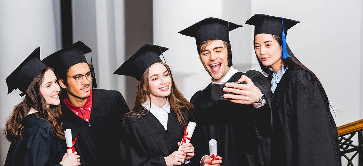 Mezuniyet kepleriyle fotoğraf çektiren mezunlar