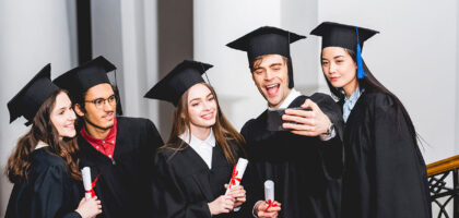 Mezuniyet kepleriyle fotoğraf çektiren mezunlar